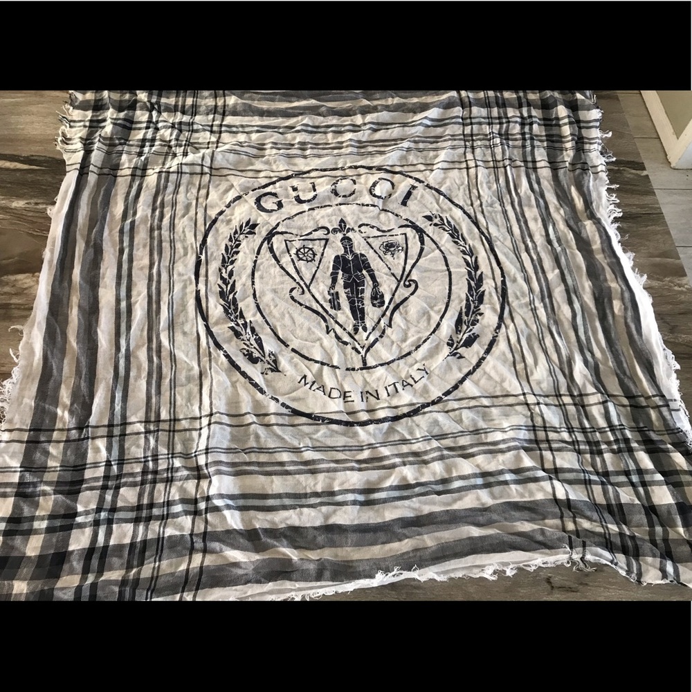 Gucci big square scarve 100% authentic